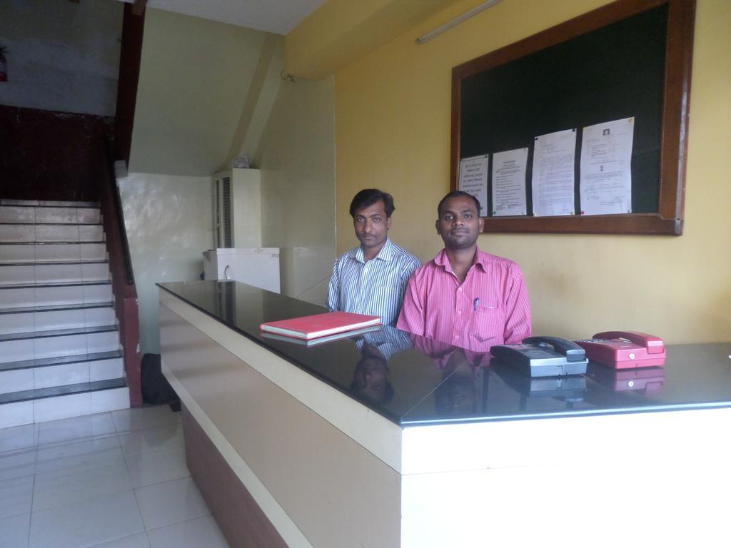 Hotel Sai Ratna Nashik Exteriör bild