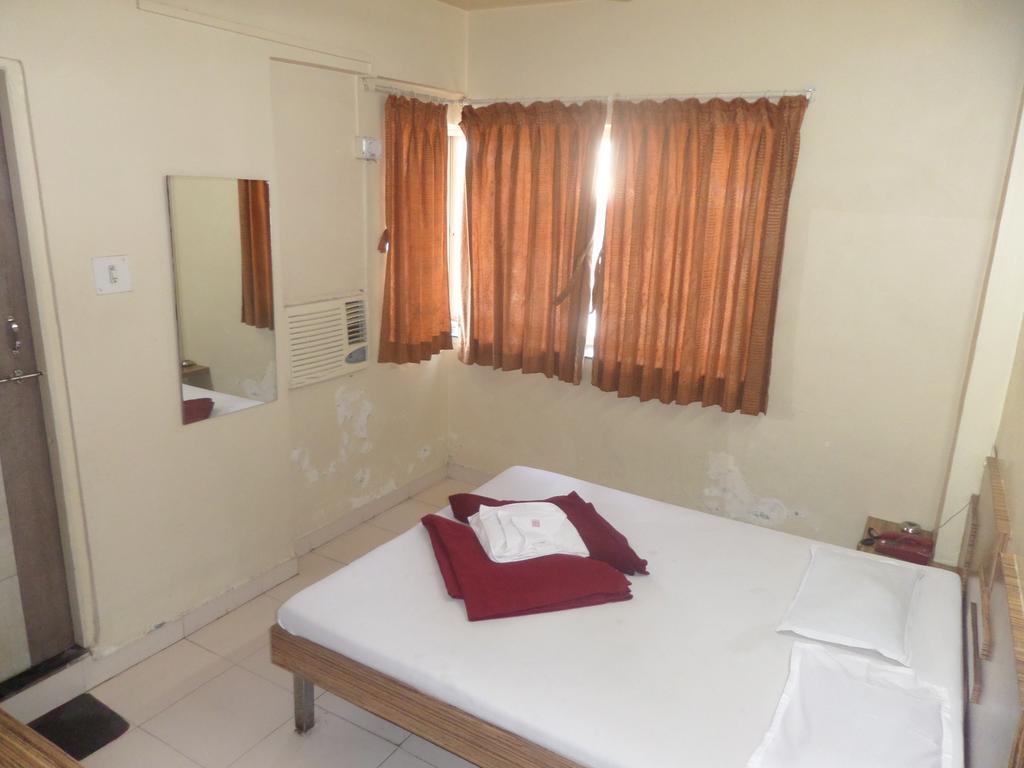 Hotel Sai Ratna Nashik Rum bild