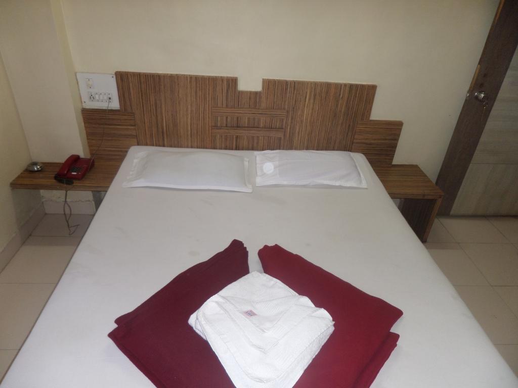 Hotel Sai Ratna Nashik Rum bild