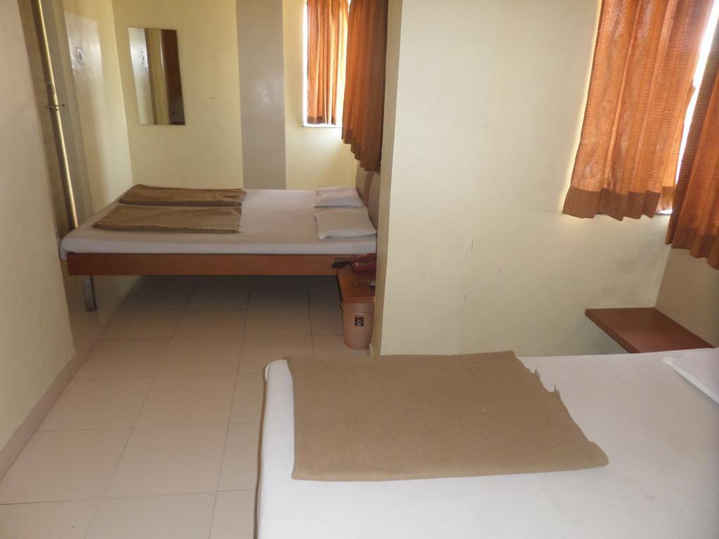 Hotel Sai Ratna Nashik Exteriör bild
