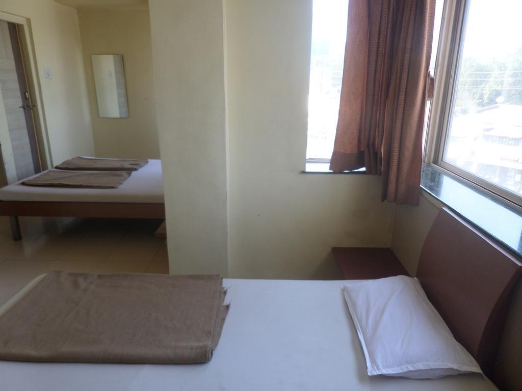 Hotel Sai Ratna Nashik Exteriör bild
